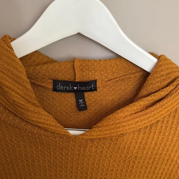 Derek Heart Amber Hooded Top - Picture 2 of 4